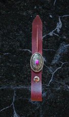 Breekleertje met gegraveerde ovale concho met paars detail